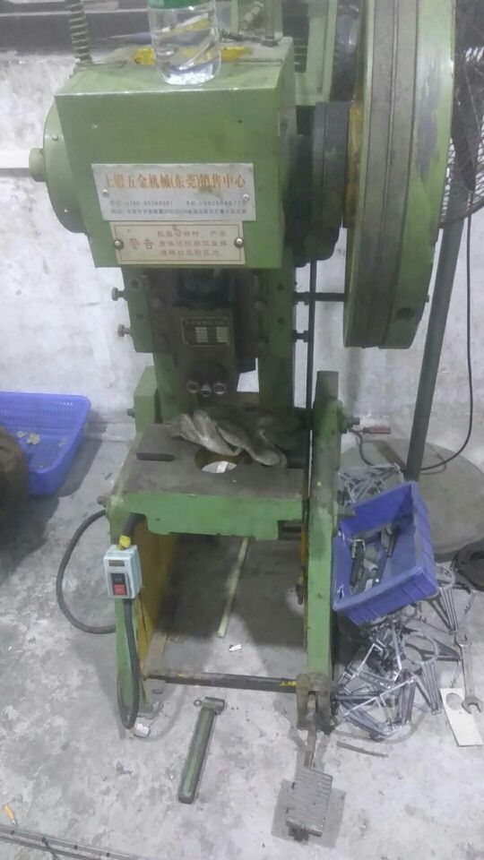 <?php echo  转让废铁价出3台小冲床;?>