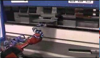 【柯马】机器人金属折弯现场应用视频