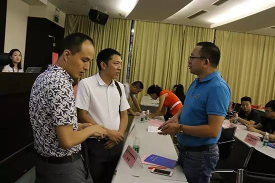 采购商和供应商洽谈交流