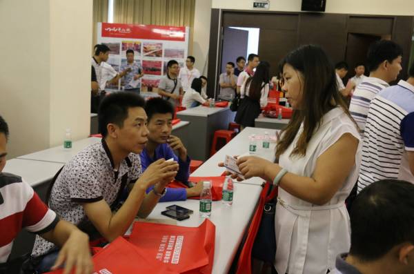 采购商和供应商沟通合作